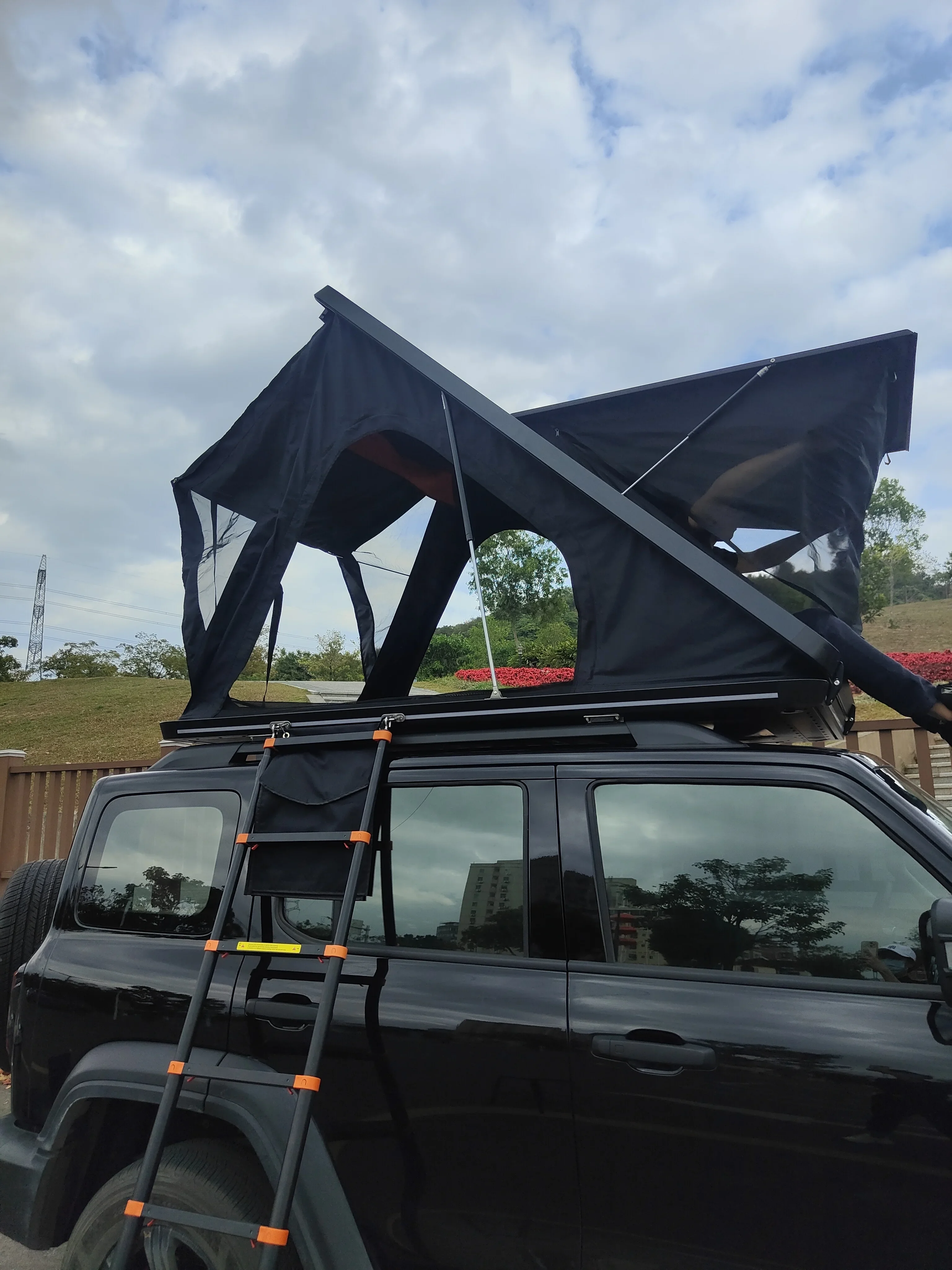 Factory Supply Style Roof Top Tent Aluminum Hard Shell Triangle Clamshell Car Rooftop Tent