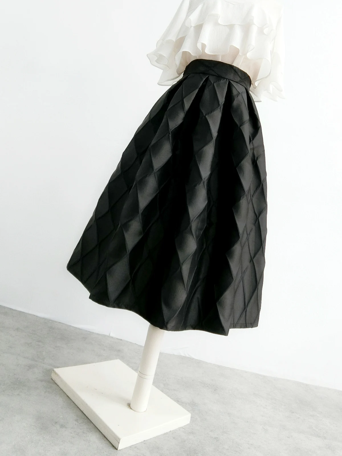 

Spring and Autumn New Women's Half Length Skirt, Retro A-line Edition Black Fashionable Elegant Pleated Long Skirt