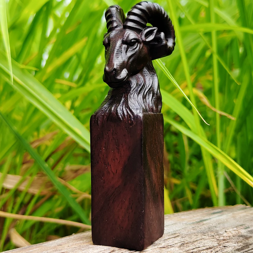 Sheep Head Carving Ornament, Animal-Themed Decorative Artwork, Home Study Desk Display, Natural Style Collectible, Classic Decorative Piece, Suitable for Animal Enthusiasts and Collectors, Art Display for Living Room and Office Space, Wooden Carving Display Piece