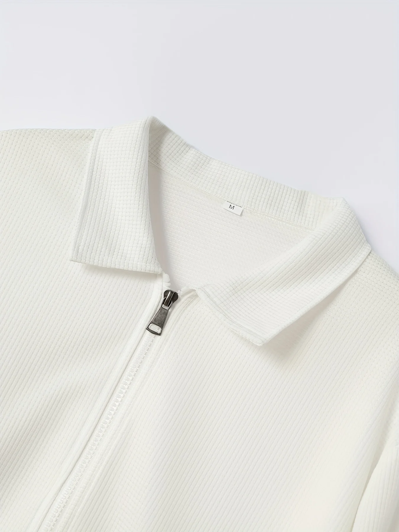 Новый комплект из куртки и брюк.