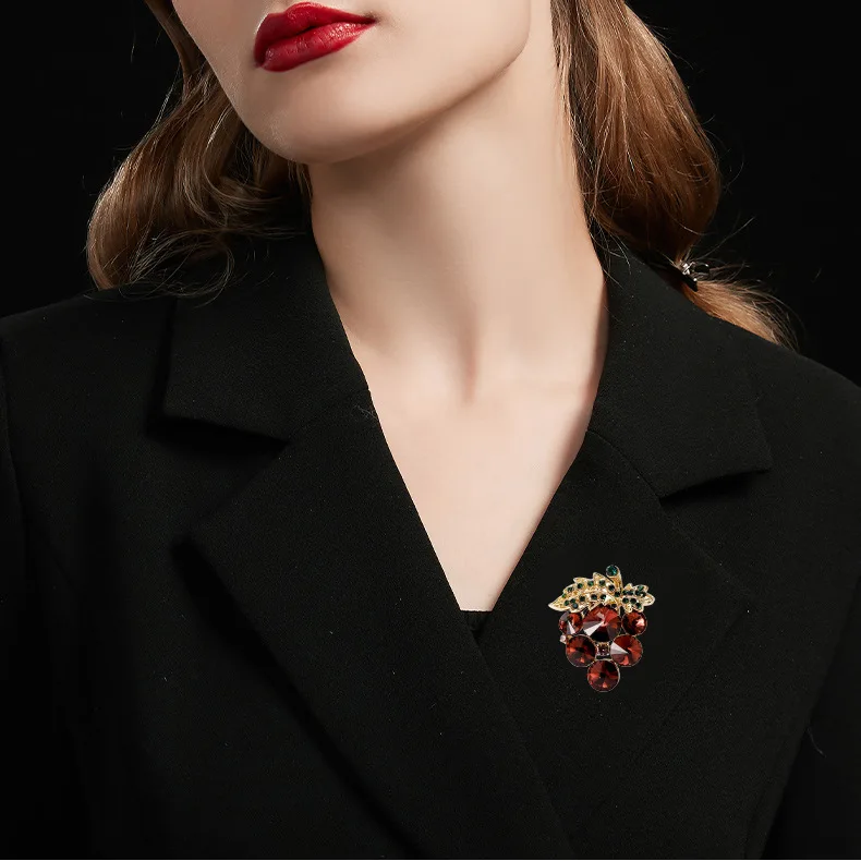 新しいクリスタルパープルグレープブローチ、ハイエンドの女性らしさ、シンプルなフルーツブローチ、アンチライトピン、スーツとアクセサリー