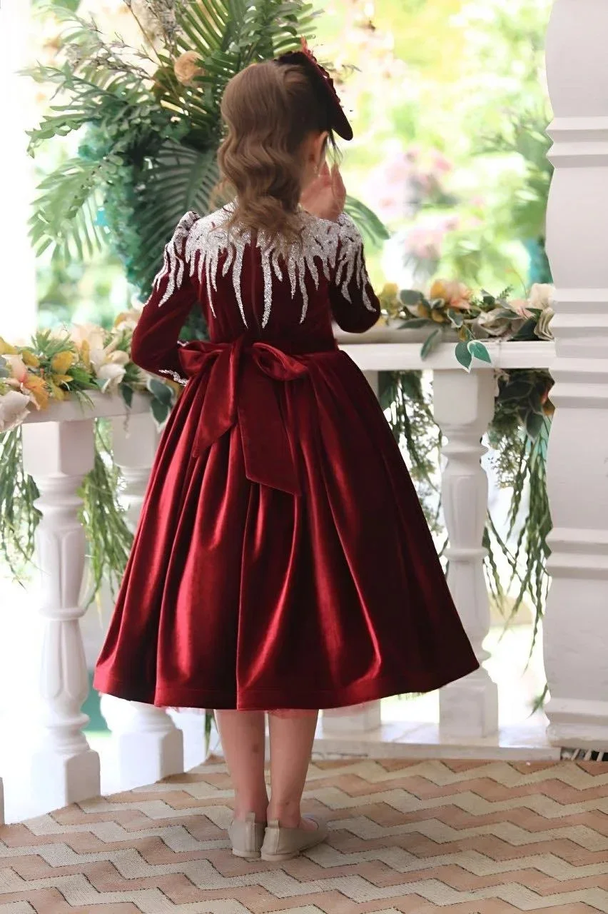 فساتين فتاة الزهور الحمراء لحفلات الزفاف المخملية ذات الياقات العالية الفضية مزينة بأنيقة للأطفال فستان المسابقة الأولى حسب الطلب