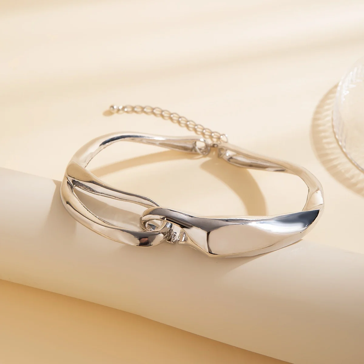 Unregelmäßige Metall-Halskette mit gedrehtem Kreuz für Damen und Herren, minimalistische, übertriebene geometrische Schlüsselbeinkette, trendiger Punk-Schmuck – Detail 17