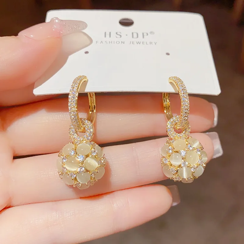 Fashionable and Luxury Cat's Eye Stone Ball Ear Buckle Two Wear Style Stylish and Exquisite Fashionable Celebrity Style Earrings