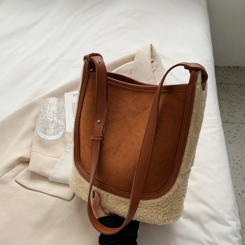 Borsa grande borsa a tracolla da donna di grande capacità 2023 nuova borsa a tracolla in lana di agnello autunno e inverno borsa a secchiello