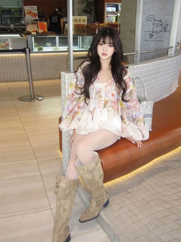 

Retro Gentle Style Beautiful V-neck Print Loose Shirt Unique Design Sensation Lovely Top for Autumn 2025 Women's Fashion