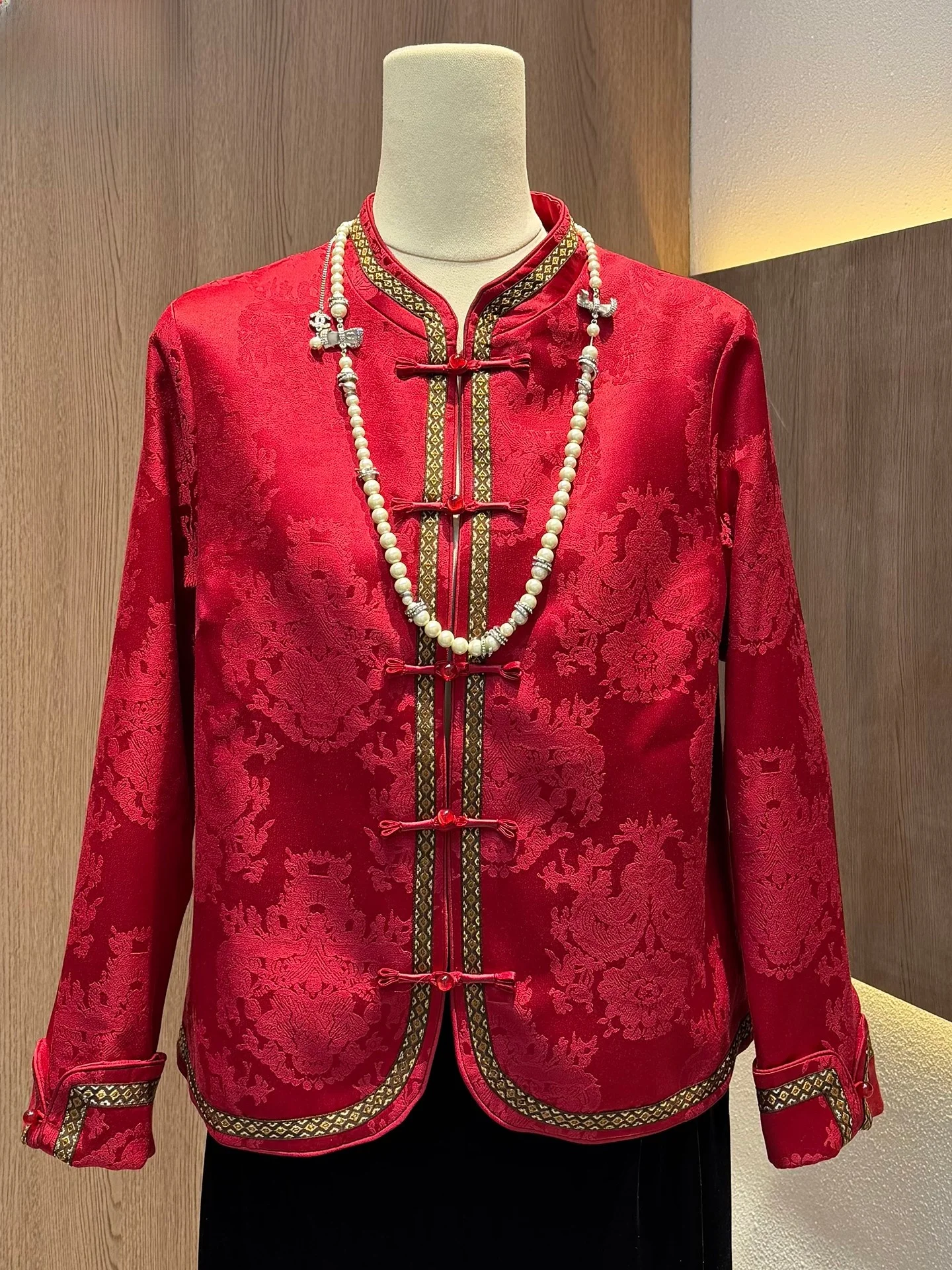 

Retro Chinese Sle Silk Emed Pattern Stand Collar Button up Jaet Tang Suit Outerwear Early Spring New Arrival