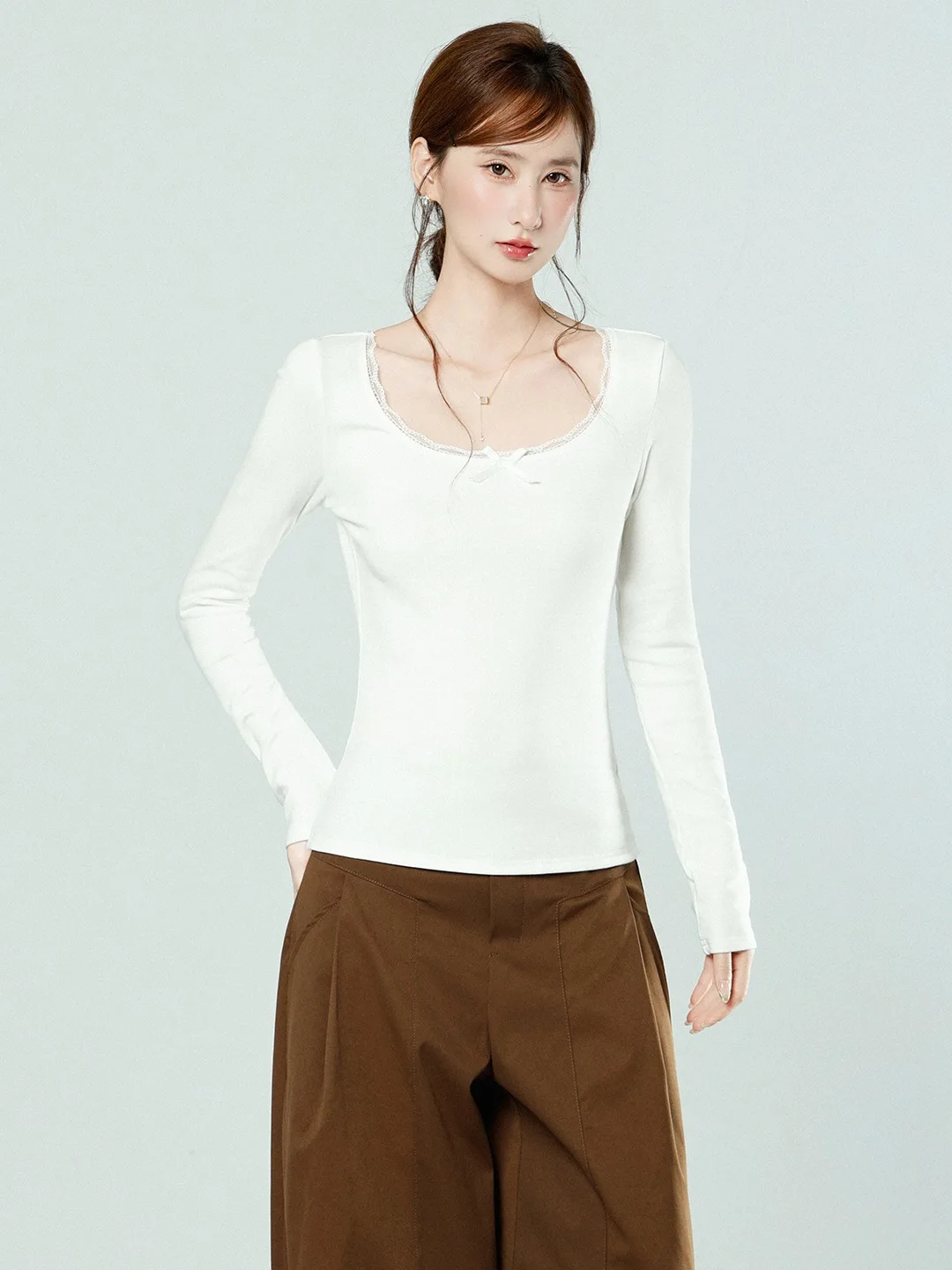 

Белая кружевная блузка с длинным рукавом и вырезом U-образной формы, облегающая, с открытыми ключицами, весна 2025, новая, в корейском стиле, для повседневной носки