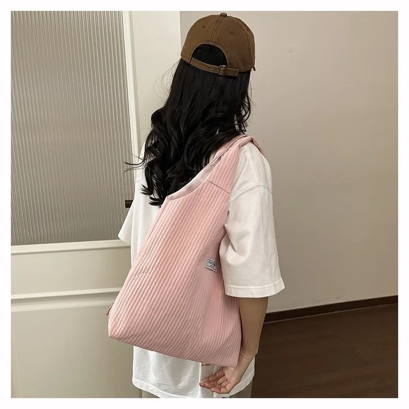 

Soft Casual Large Capacity Tote Bag, designed for women, suitable for daily commuting, grocery shopping, casual outings