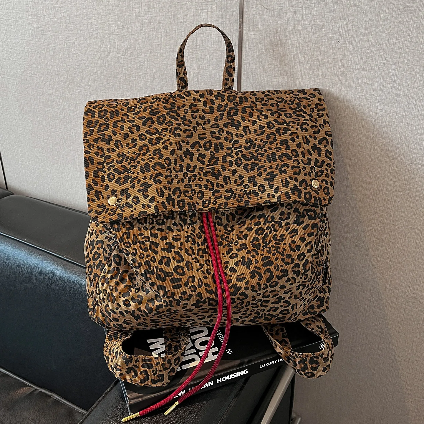 

Vintage Leopard Women's Backpack 2026 Autumn New Large Capacity Locomotive Schoolbag Casual Personalized Drawstring Handbag