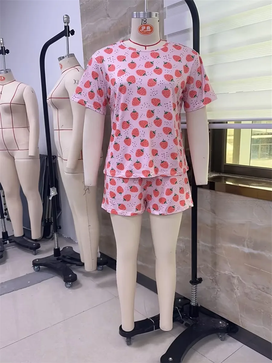 Conjunto de dos piezas con estampado de fresa para mujer, camiseta de manga corta con cuello redondo, minipantalones cortos con cintura elástica, ropa de descanso para el Día de San Valentín