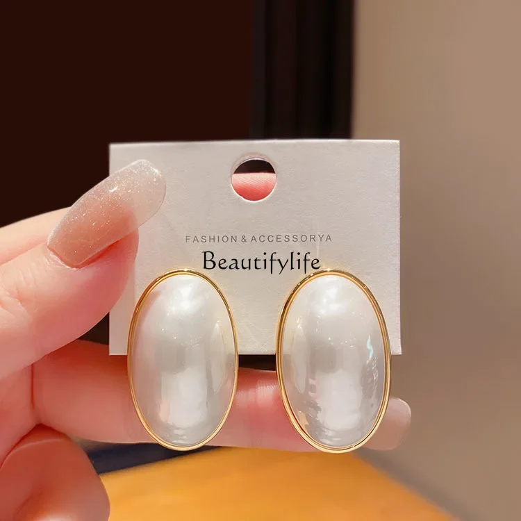 High-end French pearl earrings women's 2023 new trendy retro Hong Kong style temperament earrings