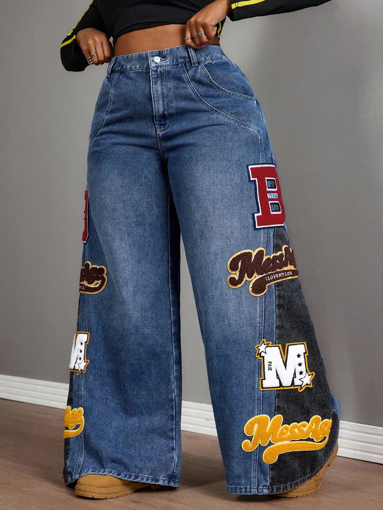 

Женские джинсы с высокой талией, широкими штанинами, вышитыми нашивками, свободного кроя и эффектом потертости