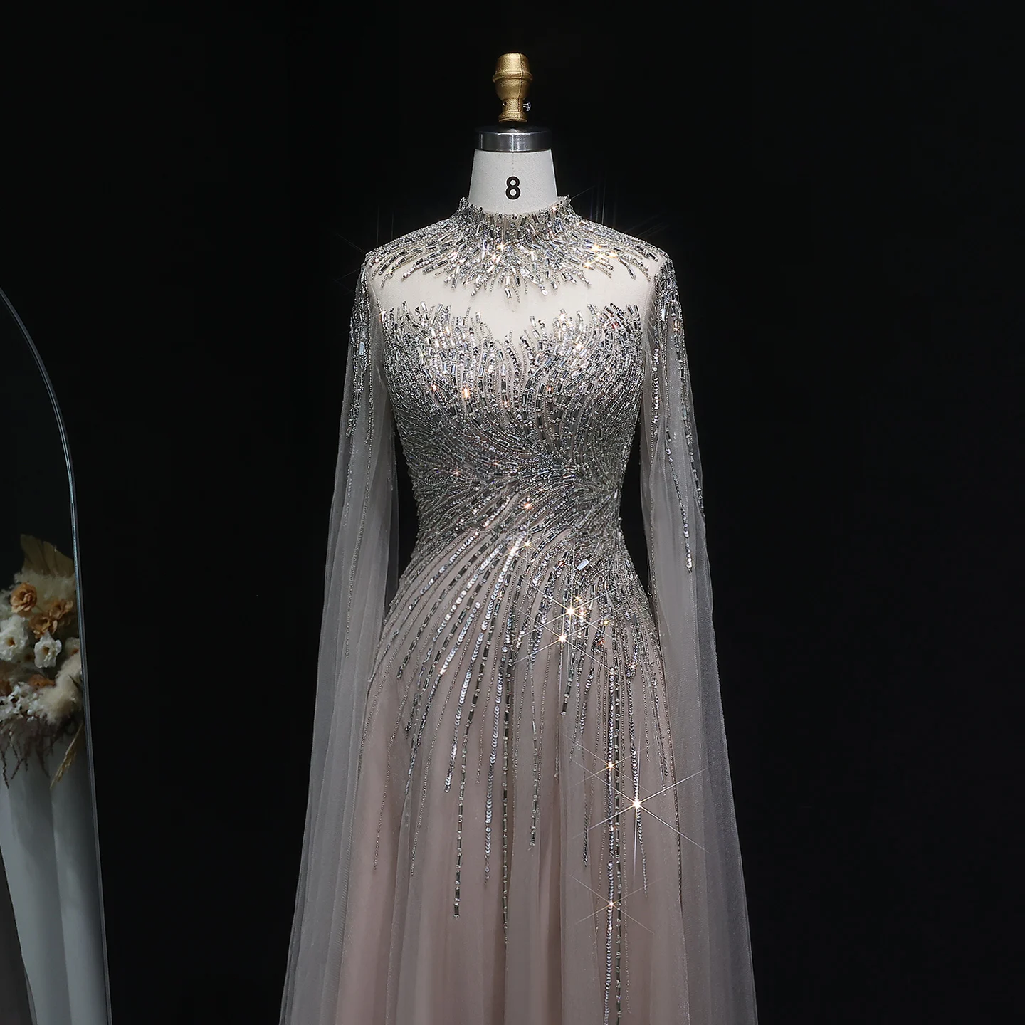Sharon Said Elegantes Luxuriöses Perlenbesetztes Abendkleid mit Hohem Kragen, Cape-Ärmeln, Tüll-Ballkleid, Partykleid für Damen SS134 Maßanfertigung – Detail 13