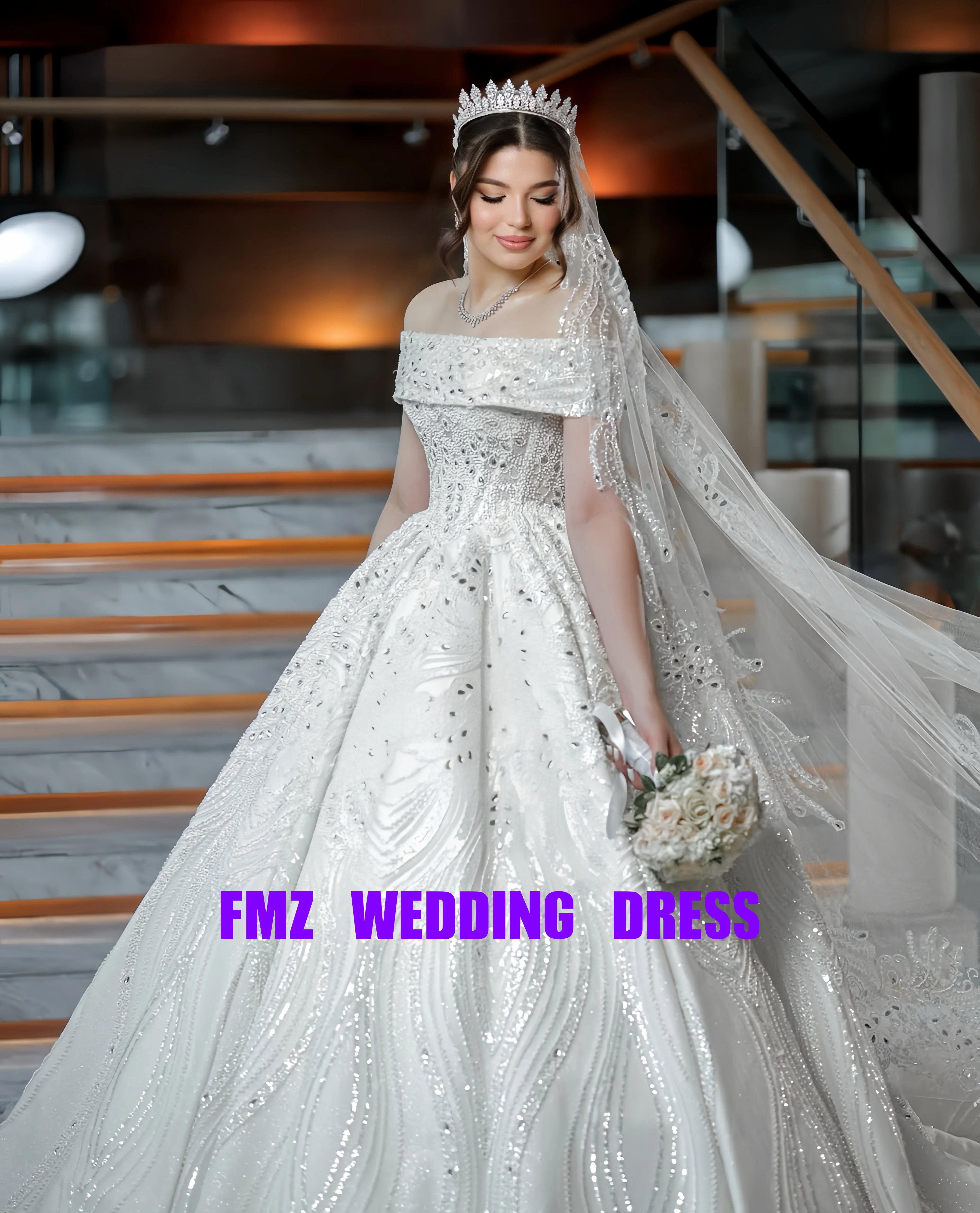 Maßgeschneidertes trägerloses, ärmelloses Ballkleid mit Perlen, luxuriöses Amanda Novias-Hochzeitskleid, Amanda-Hochzeitskleid