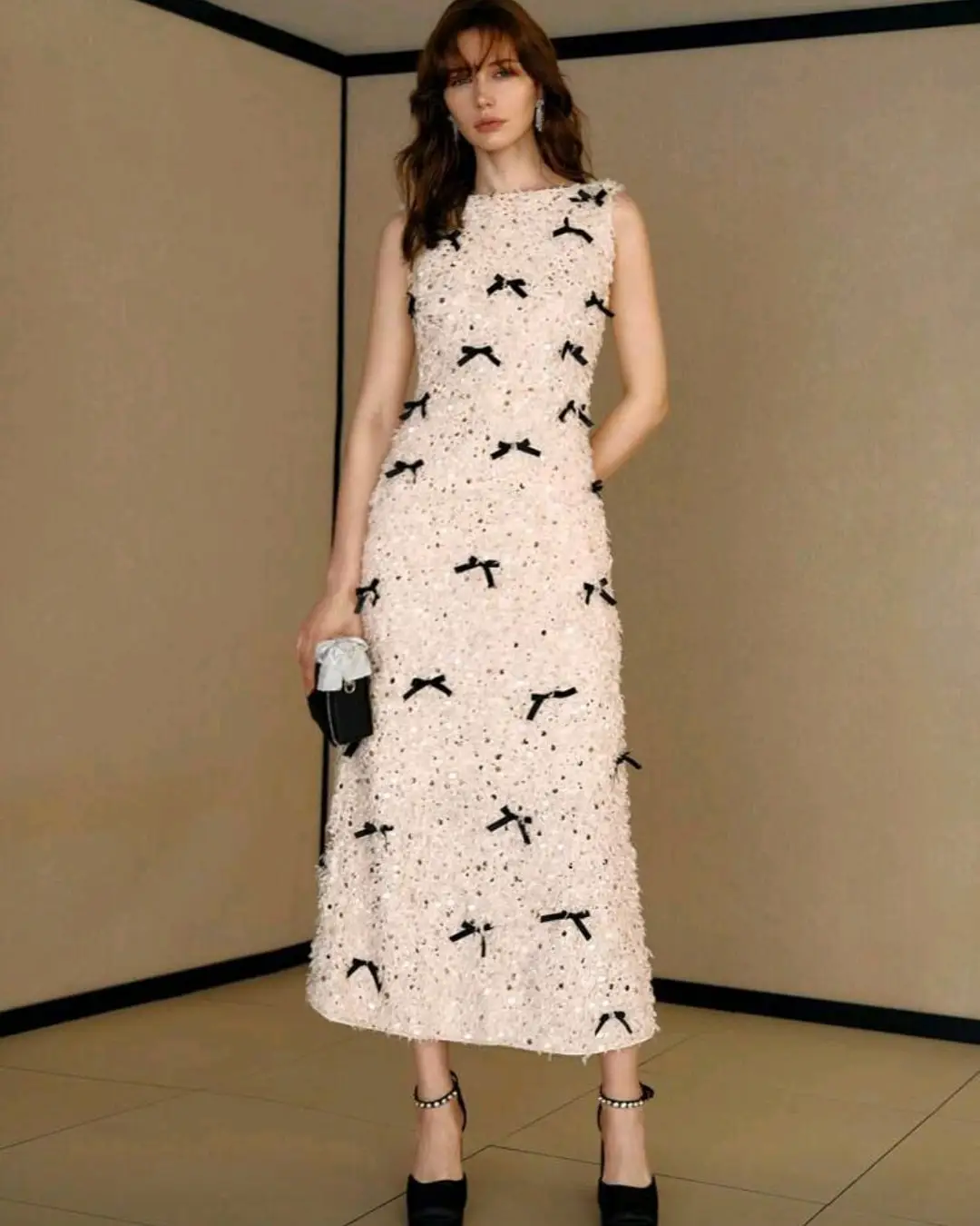 تصميم جديد فاخر س الرقبة الترتر الانحناء الريش مساء اللباس بلا أكمام أنيقة الأميرة الجنية حزب اللباس الرسمي