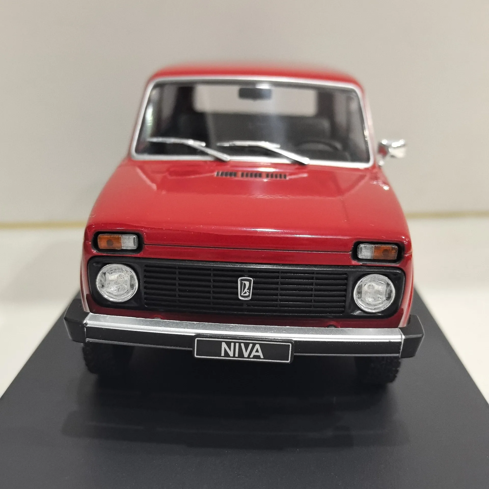 Moulé sous pression WHITEBOX 1/24 échelle LADA NIVA Lada K3X2 modèle de voiture en alliage jouet à collectionner cadeau Souvenir affichage ornement