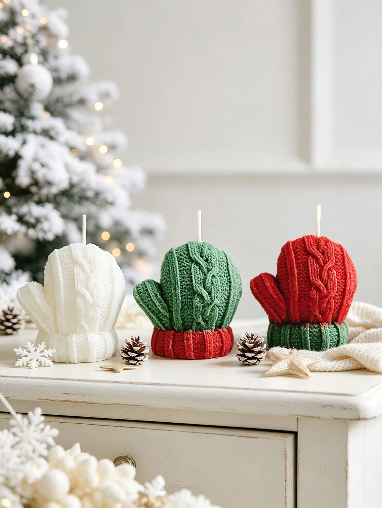 1pc  ChristmasA handmade soy wax Christmas yarn small glove shape scented candle, can burn 1-2 hours, burning smoke-free, creati