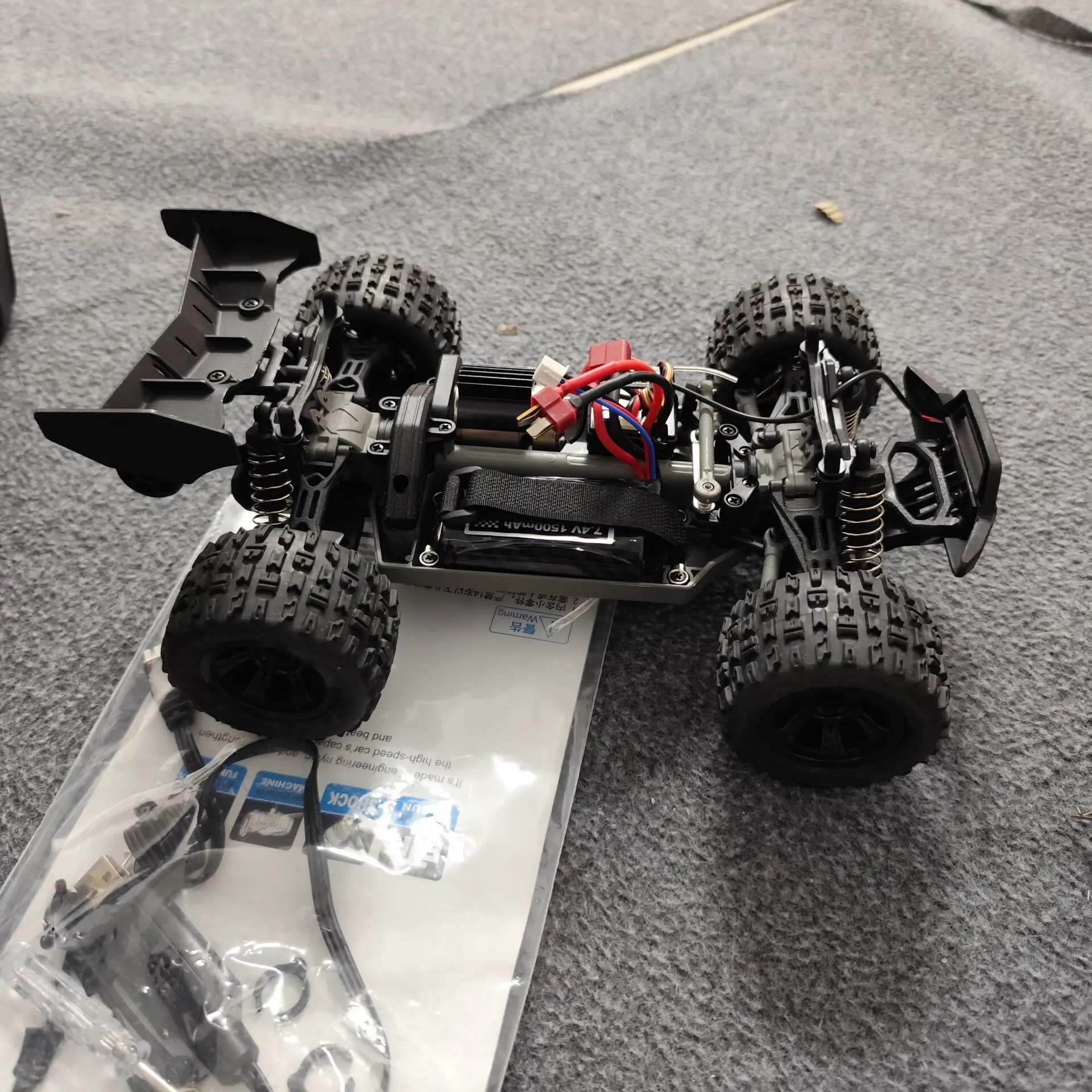 Voiture RC C8810 1/18, voiture télécommandée à grande vitesse 4WD 28 km/H, véhicule tout-terrain avec lumière LED et brosse en carbone, modèle de moteur, jouet cadeau