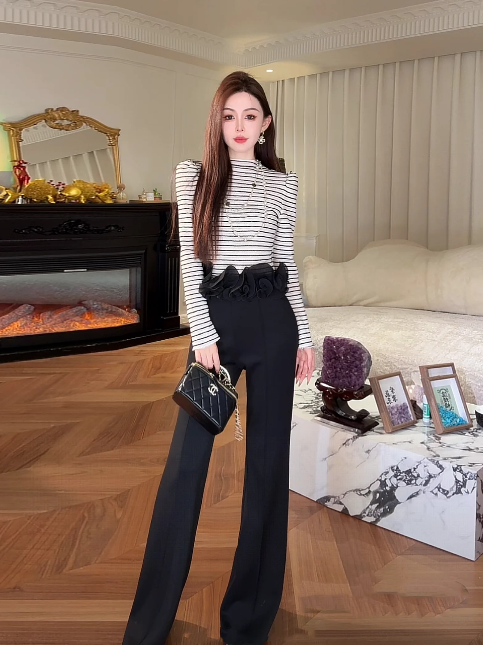 

Slim Fit Knitted Top with Bubble Sves And 3D Lace ter Ne Striped Faionable Sweater by Yuxiao Xiao Bla White