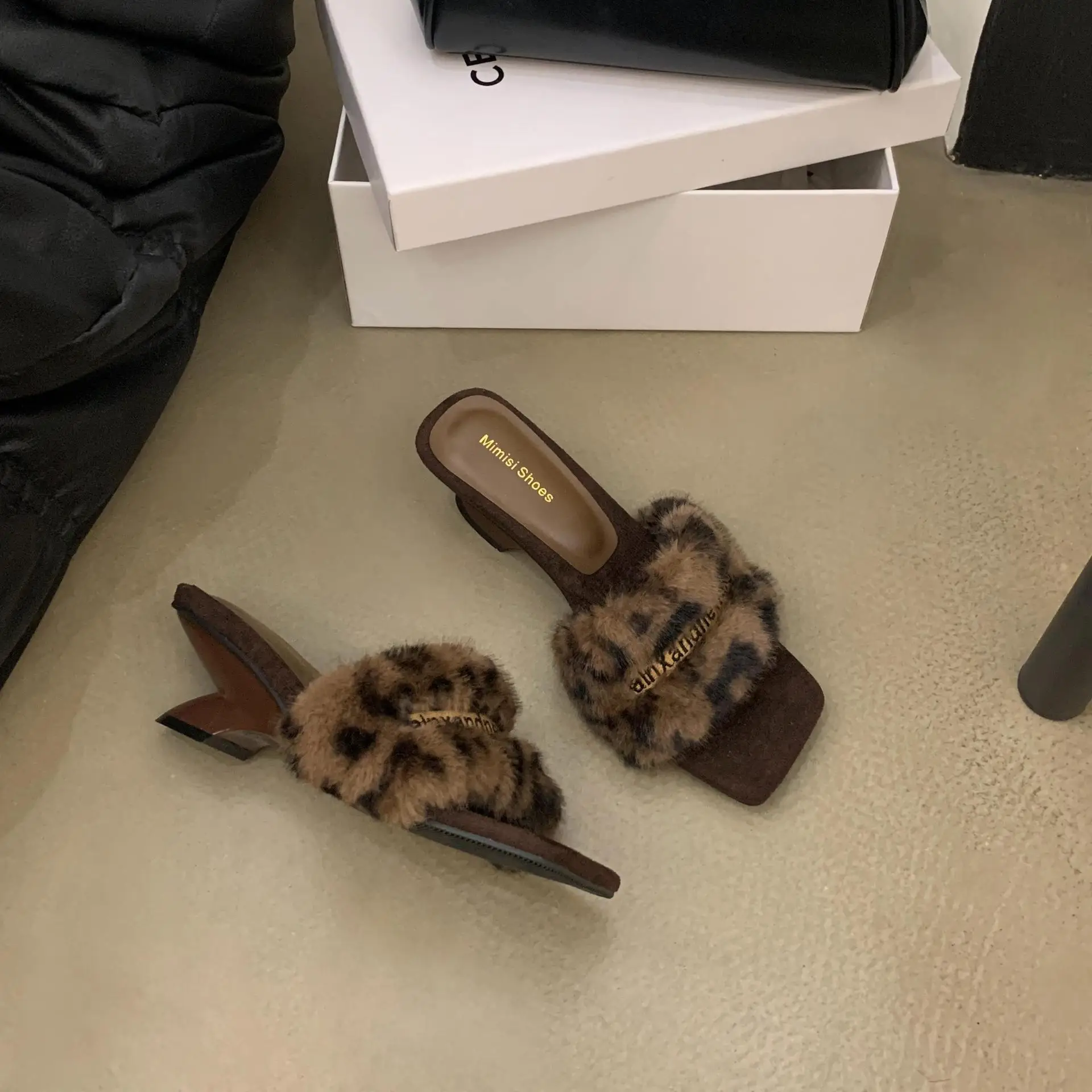 รองเท้า Flock Square Toe ต่ําสุภาพสตรีรองเท้าแตะรองเท้าแตะผู้หญิงบน Wedge Fur Flip Flops เสือดาว 2025 Plush Hoof รองเท้าส้นสูงยางเสือดาว