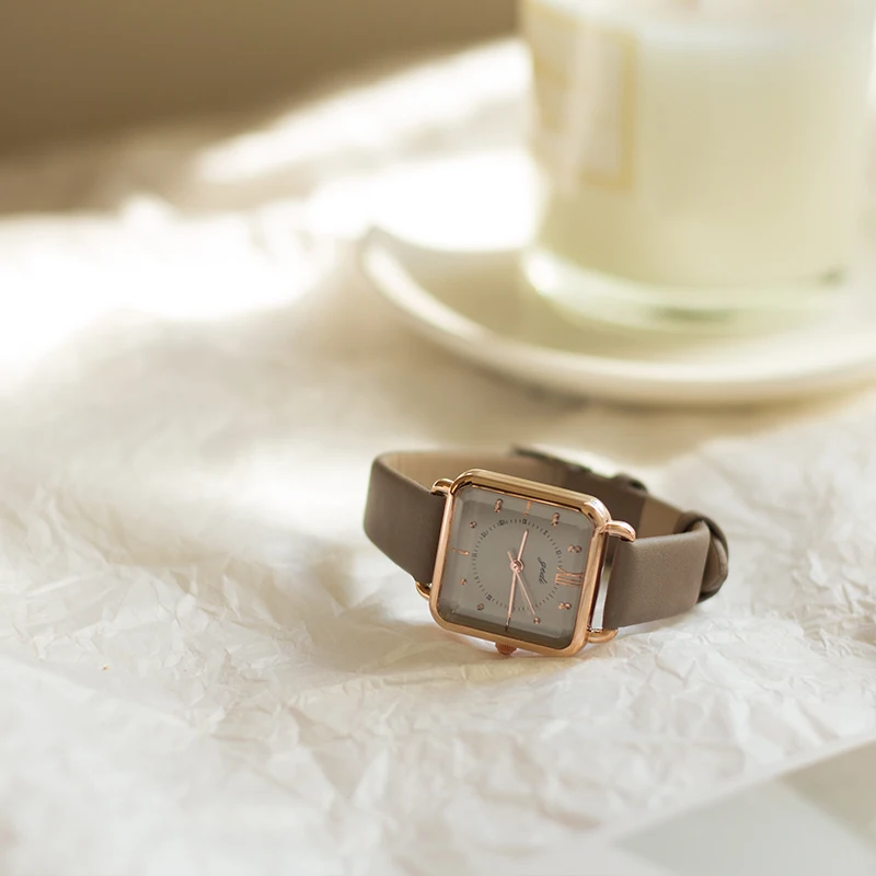 女性用の新しいクォーツスクエアレザーストラップウォッチ、エレガント、シンプル、クラシック、レトロ、ファッショナブル、絶妙、トレンディ、そしてハイエンド。