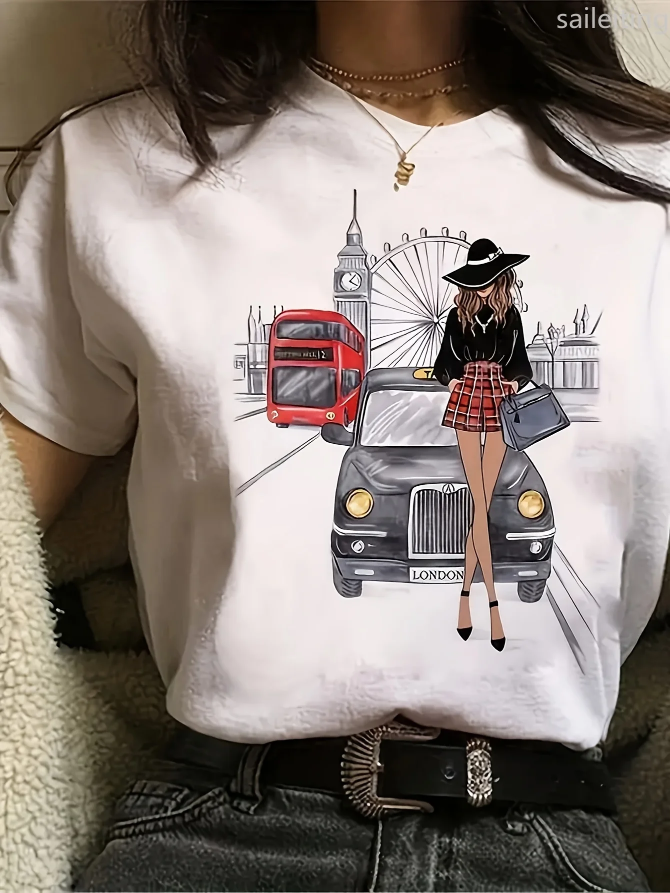 

Women's London Taxi Graphic T-Shirt - White Tee with Big Ben & Red Bus Design Breathable Everyday Casual Shirt for Women