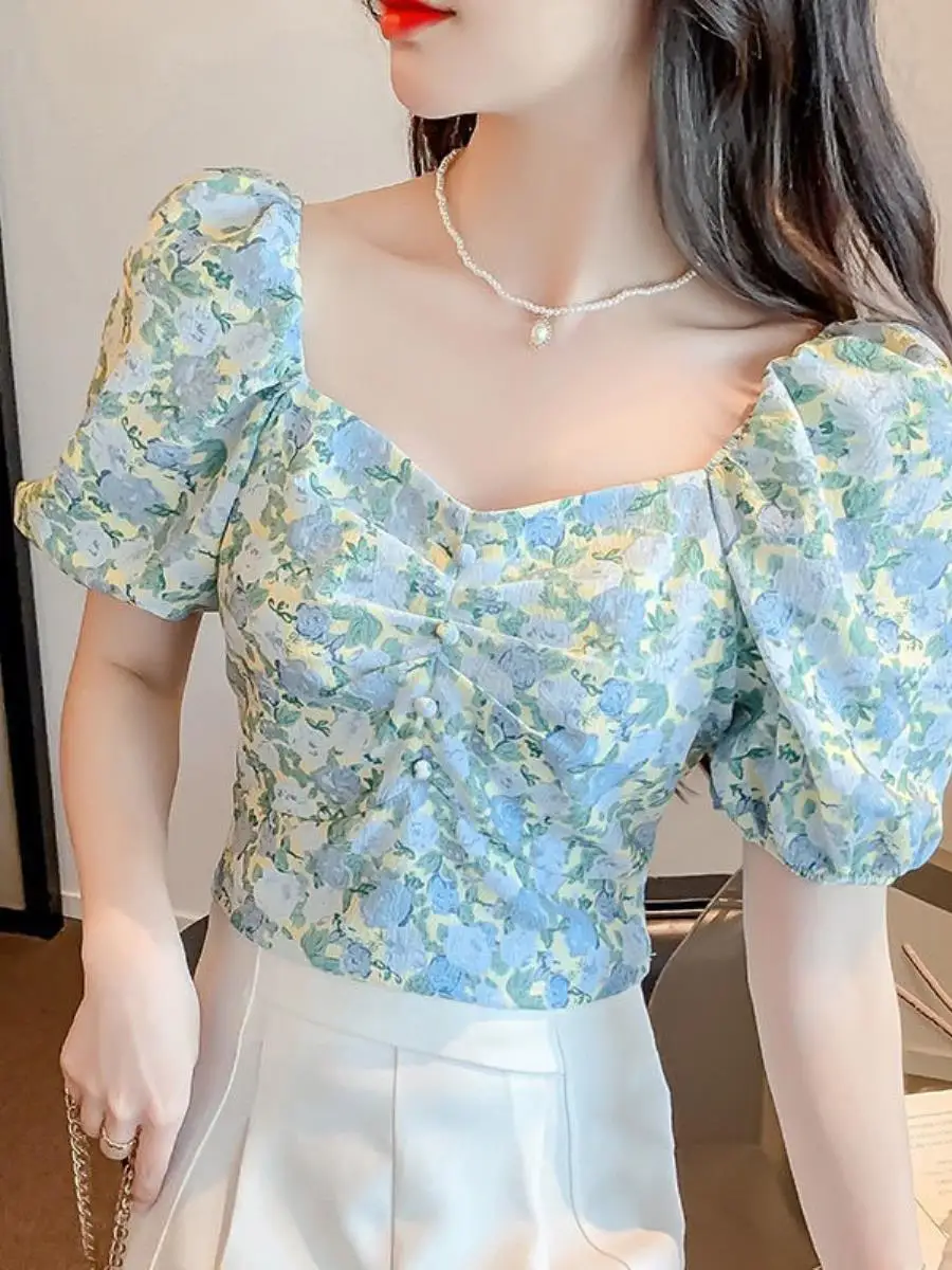 camisa-feminina-de-verao-com-gola-quadrada-manga-bufante-plissada-estampa-floral-manga-curta-design-exclusivo-e-moderno