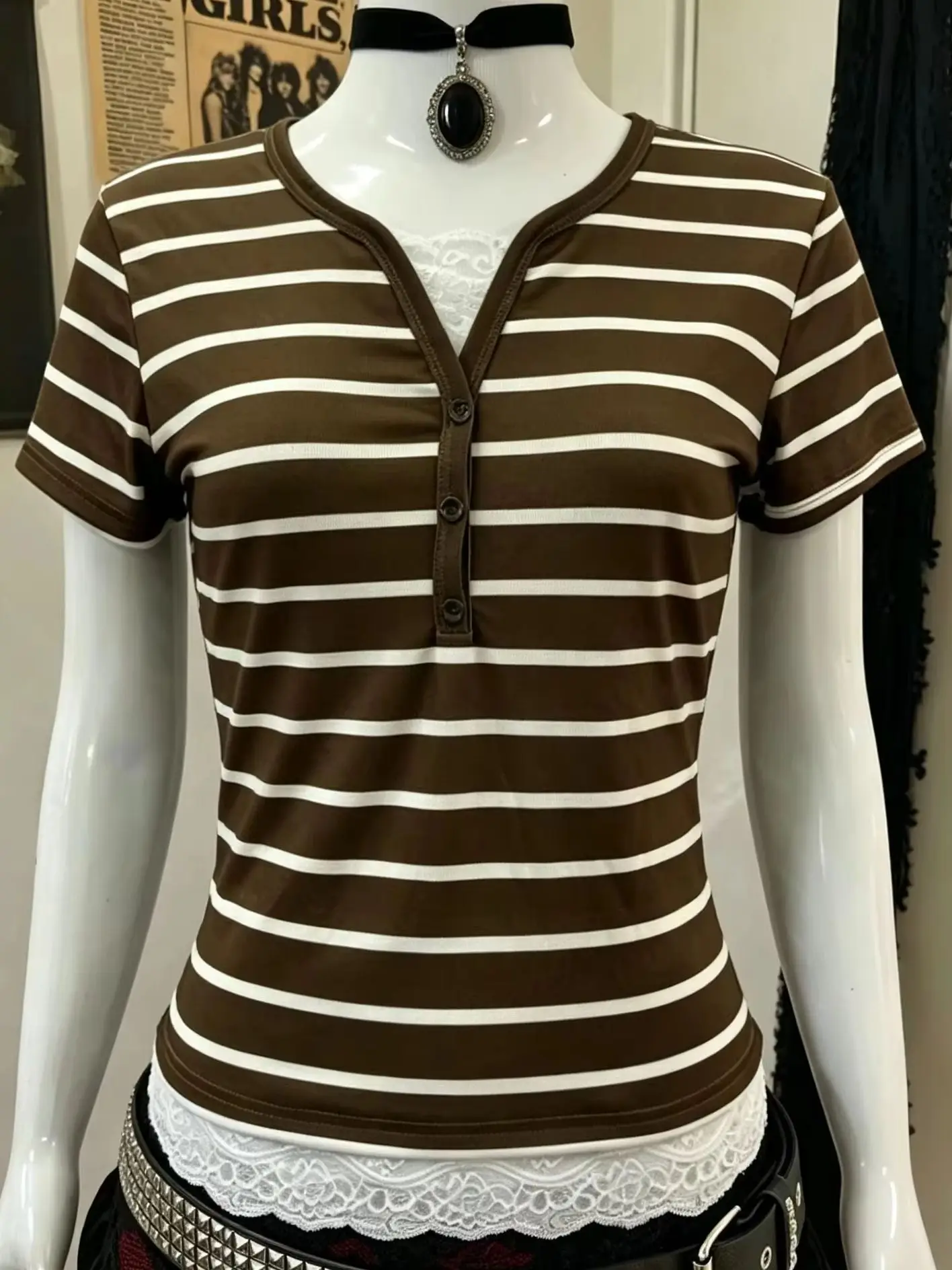 Y2K Damen T-Shirt mit Streifenmuster, kurzen Ärmeln, braun-weiß, Henley-Ausschnitt, schmal geschnitten, Retro, lässig, Oberteil – Detail 6