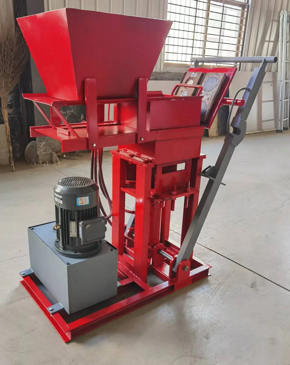 Electric interlocking brick making machine with higher efficiency and competitive price for construction machinery