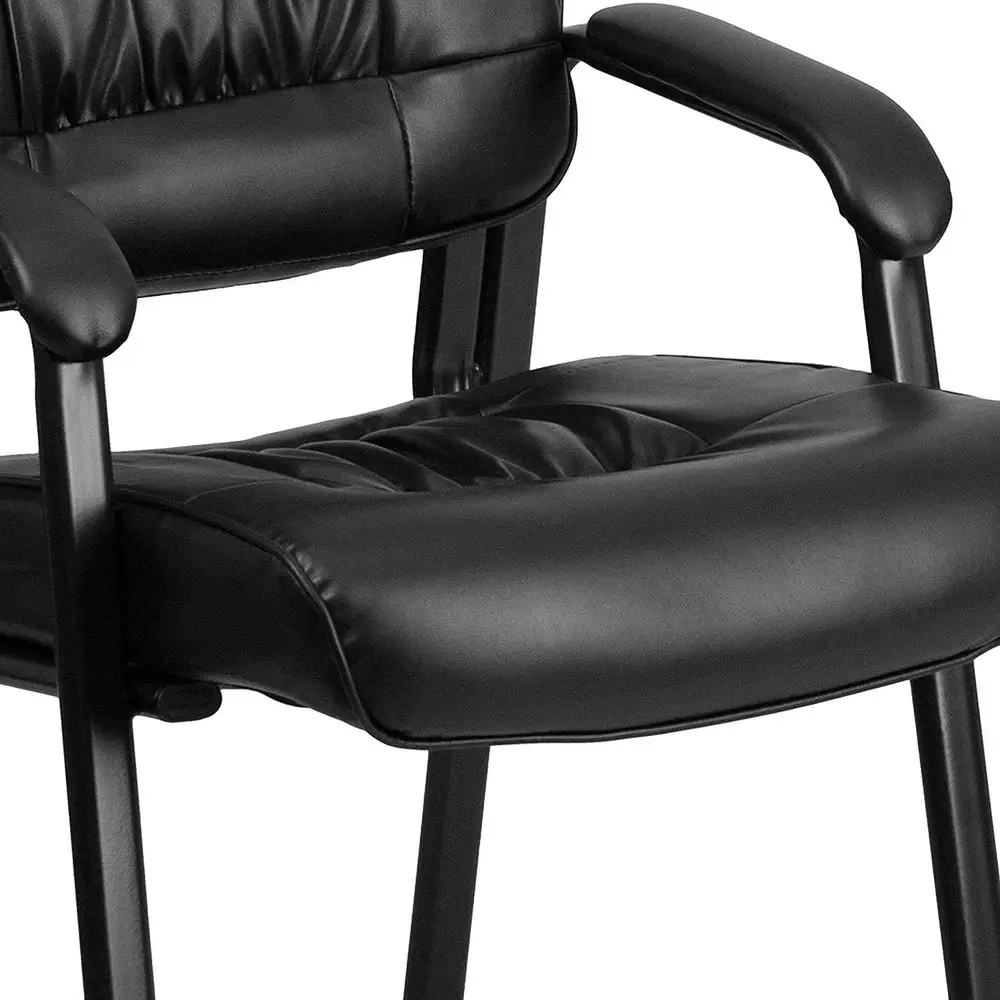 Silla ejecutiva con reposabrazos acolchados, adecuada para sala de estar u oficina, color negro