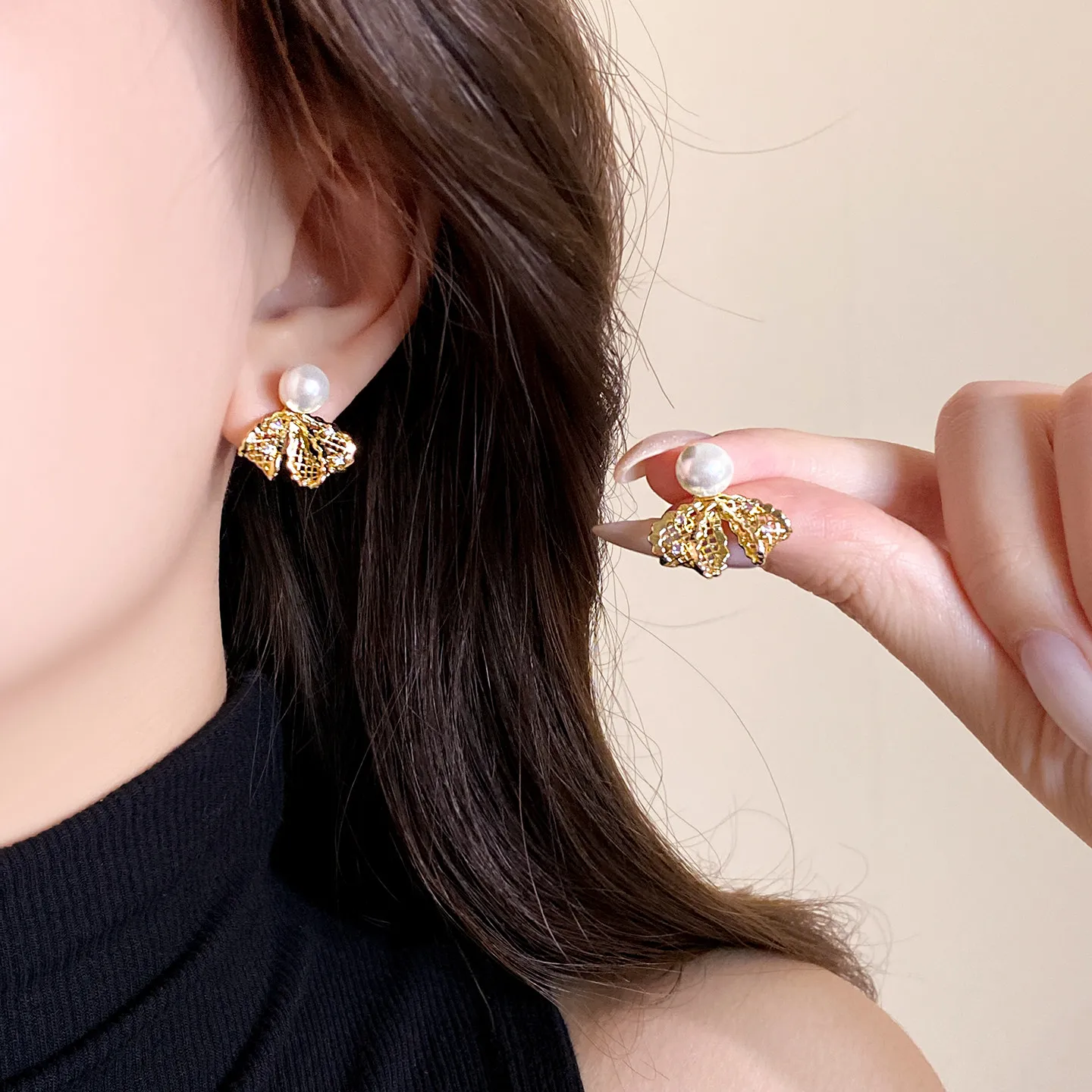 Elegante hohle filigrane Schleifen-Perlen-Ohrstecker, vergoldet, mit Zirkonia-Schleifen-Perlen, für Damen, Hochzeit, Party, Schmuck – Detail 3