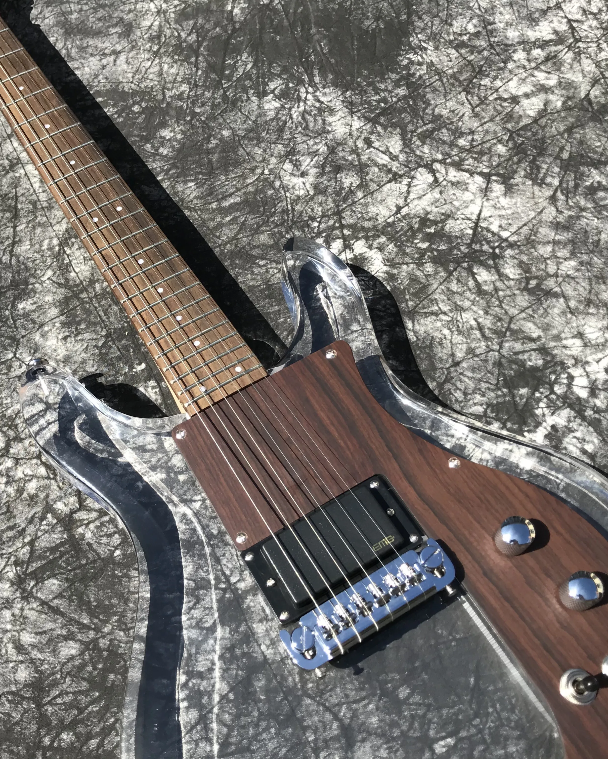 Transparent acrylic electric guitar,maple neck,rosewood fretboard, Rosewood guard,24 frets,648mm, enclosed pickup,1V 1T 1switch