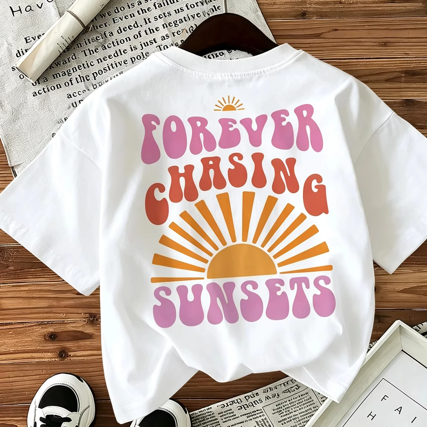 �Forever Chasing Sunsets“-Print-T-Shirts, lustige T-Shirts für Damen, koreanische Mode, grafische, lässige Sommeroberteile, Damen- und Herrenbekleidung. – Detail 3