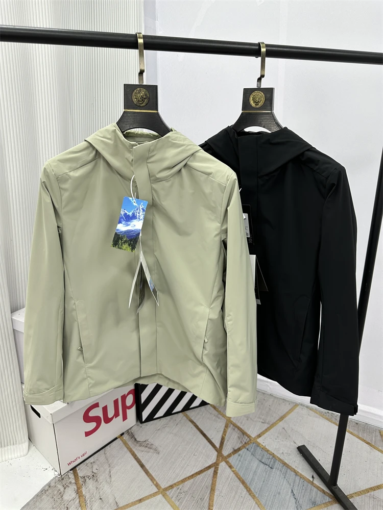 

Casual Outdoor Climbing Jaet Men's Faionable Windproof Waterproof Hiking Clothing Coat with Hood Stand Fit Polyester F...