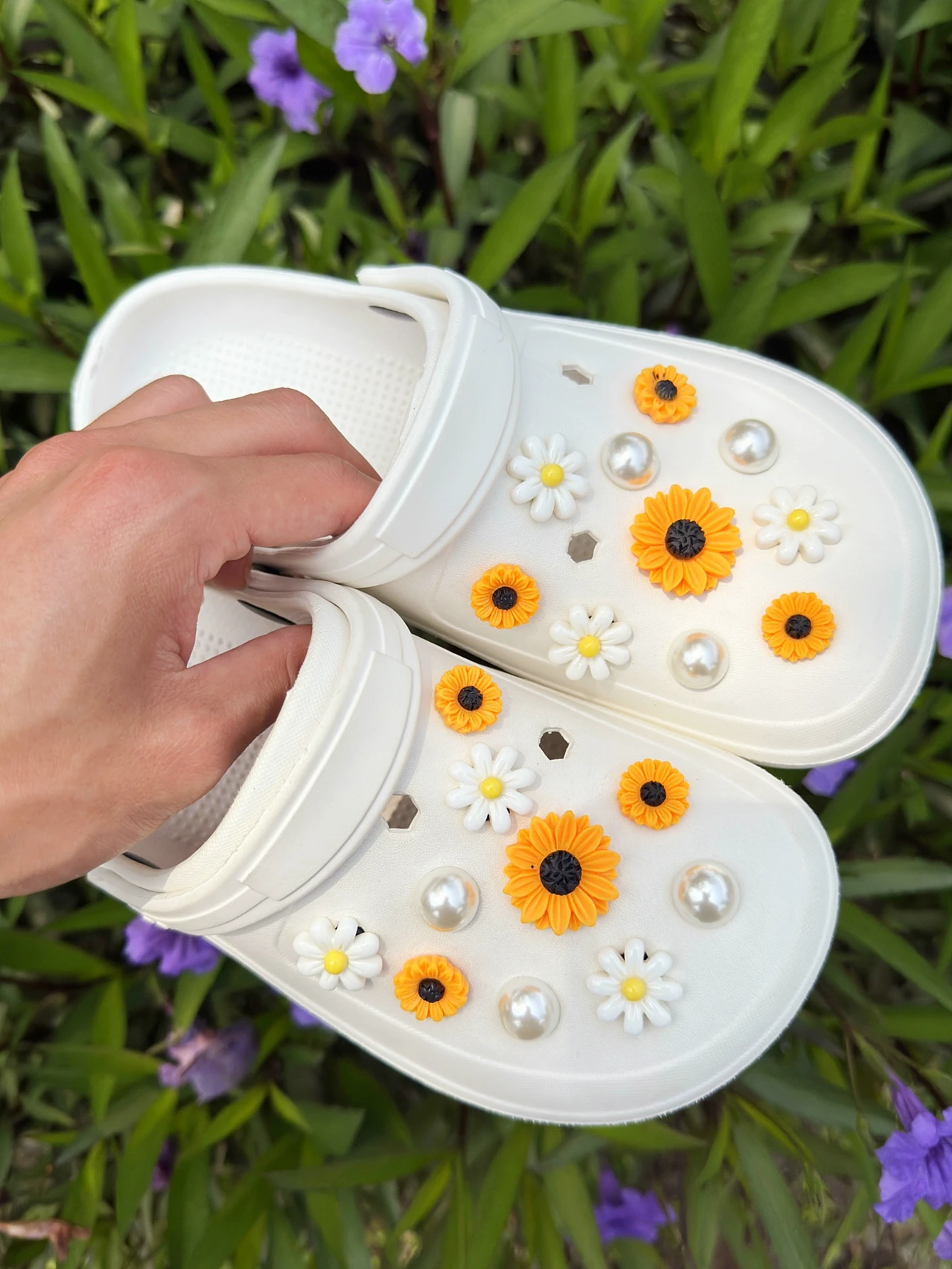 20pcs Cute Casual Shoe Buckle DIY Decorations Sunflower White Flower Pearl for Shoes with Holes And Sandals