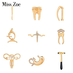 Colección de broches médicos, microscopio de cristal para el útero, bisturí, estómago, ECG, alfileres de dientes, joyería para médico y enfermera