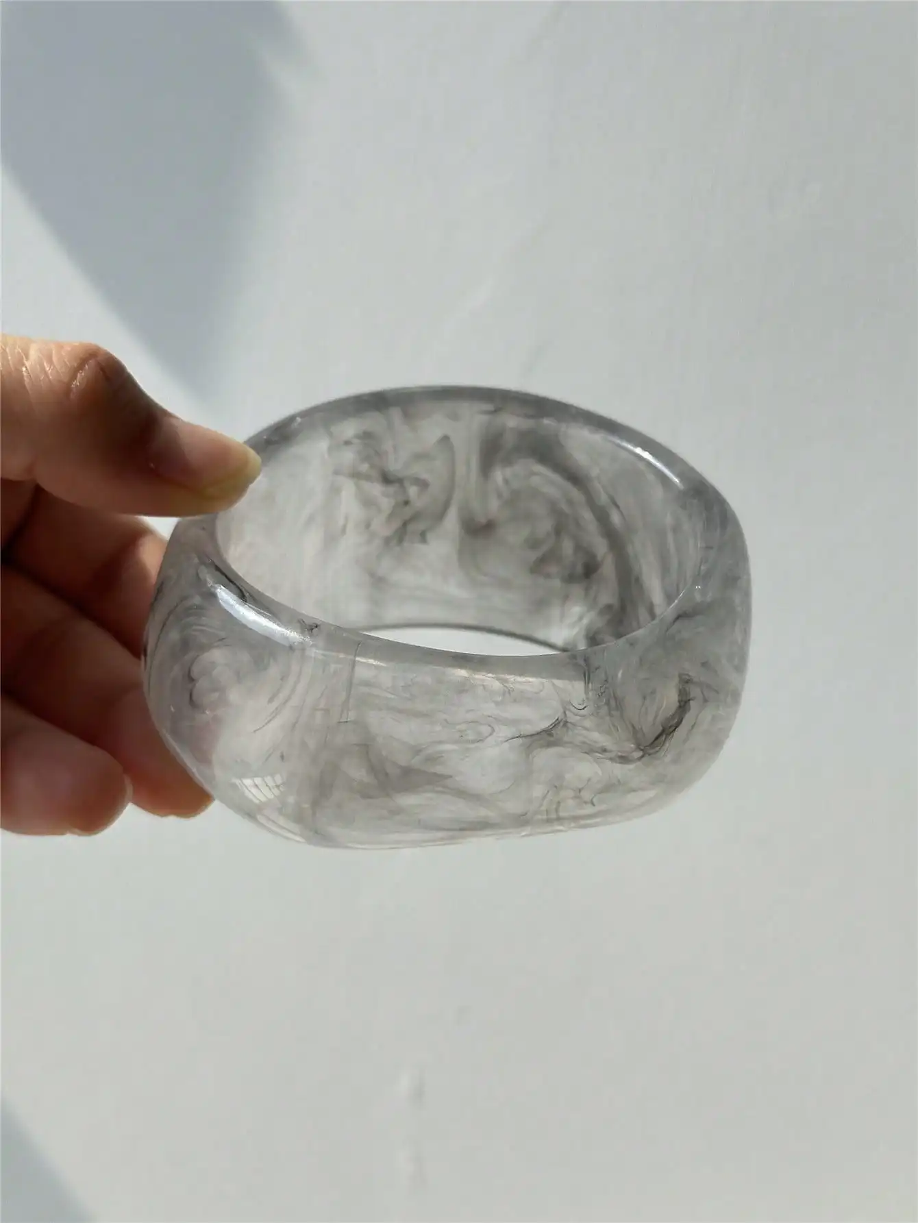 Retro-inspiriertes, neu eingetroffenes, transparentes, grau-schwarzes Harz-Armband, unregelmäßig, dick, dehnbar, Damenschmuck, NEU