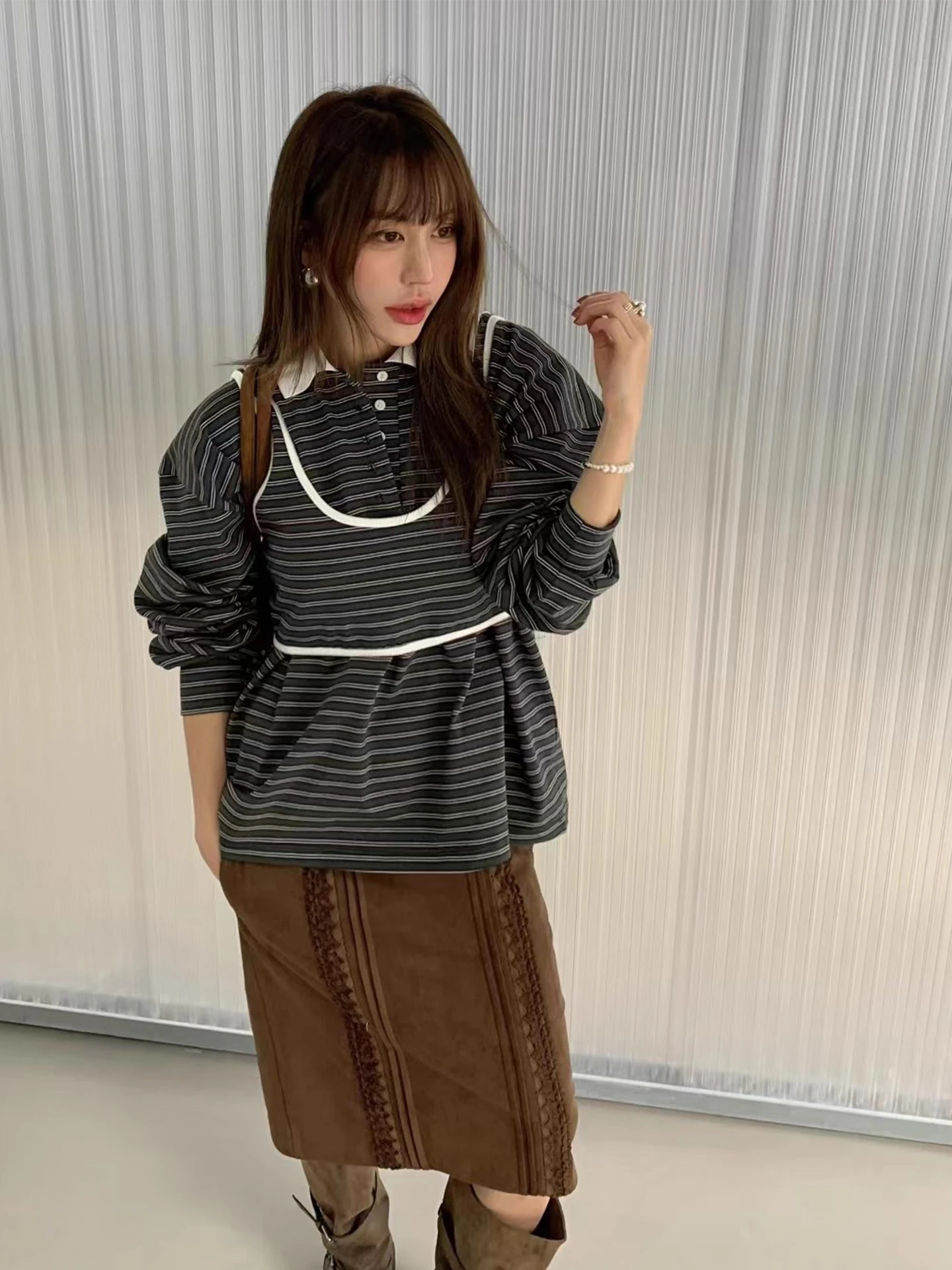 シックな秋のヴィンテージ風 ネロングスリーブ ストライプTシャツ レディース オルト スレセット ベスト付き ファッショナブルな通勤スタイル