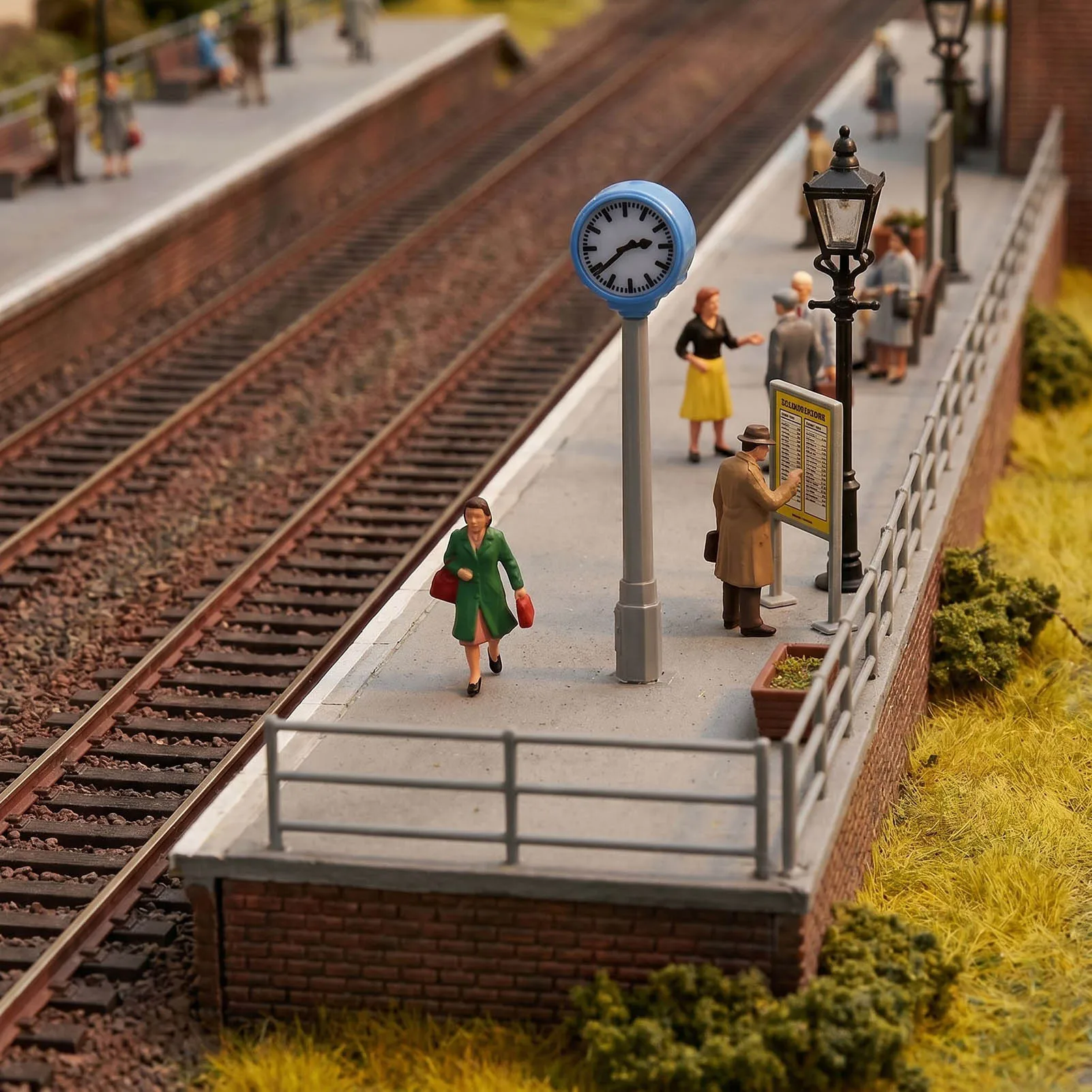 Evemodel 3pcs HO Scale 5cm 1:87 Platform Clock Lamps Warm White LED for Model Railway Station with Resistors for 12V LD35 - view 4