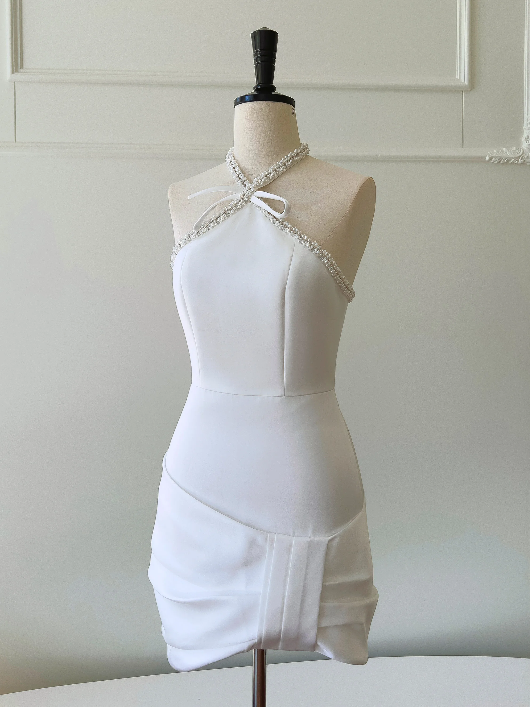 Vestido de noche Retro para mujer, minivestido francés elegante con cuentas de diamantes, cuello Halter, sin mangas, hombros descubiertos, Espalda descubierta, ajustado, blanco