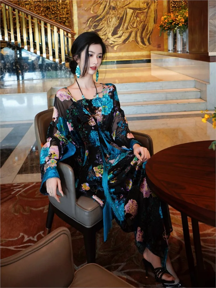

New Chinese-style enamel color carved flower gold velvet burnt halter dress cardigan set