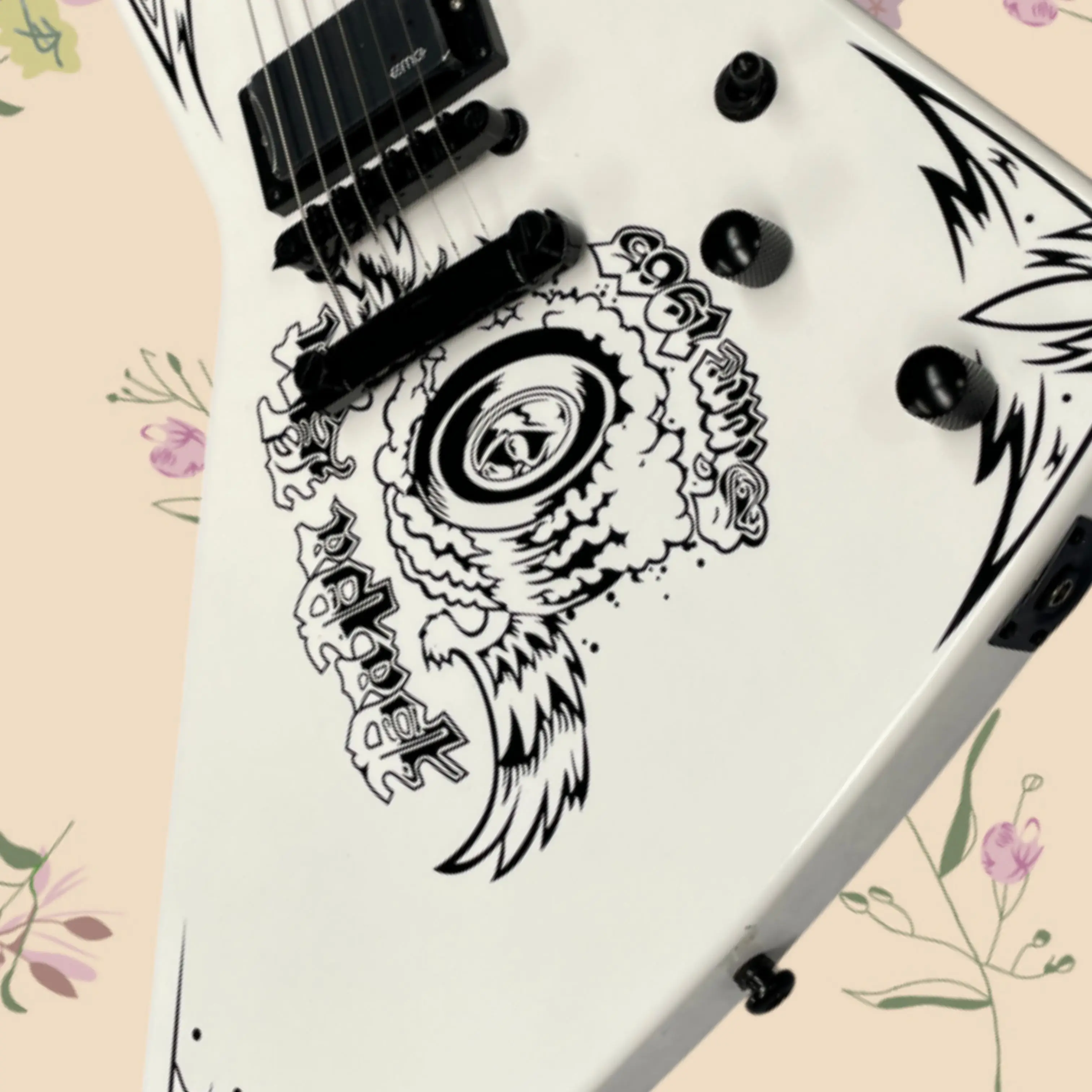 Personality Graffiti‑Style ElectricGuitar,Glossy White Body Guitars,Cool Visual Look Rock Playing & Personal Collection Guitarra