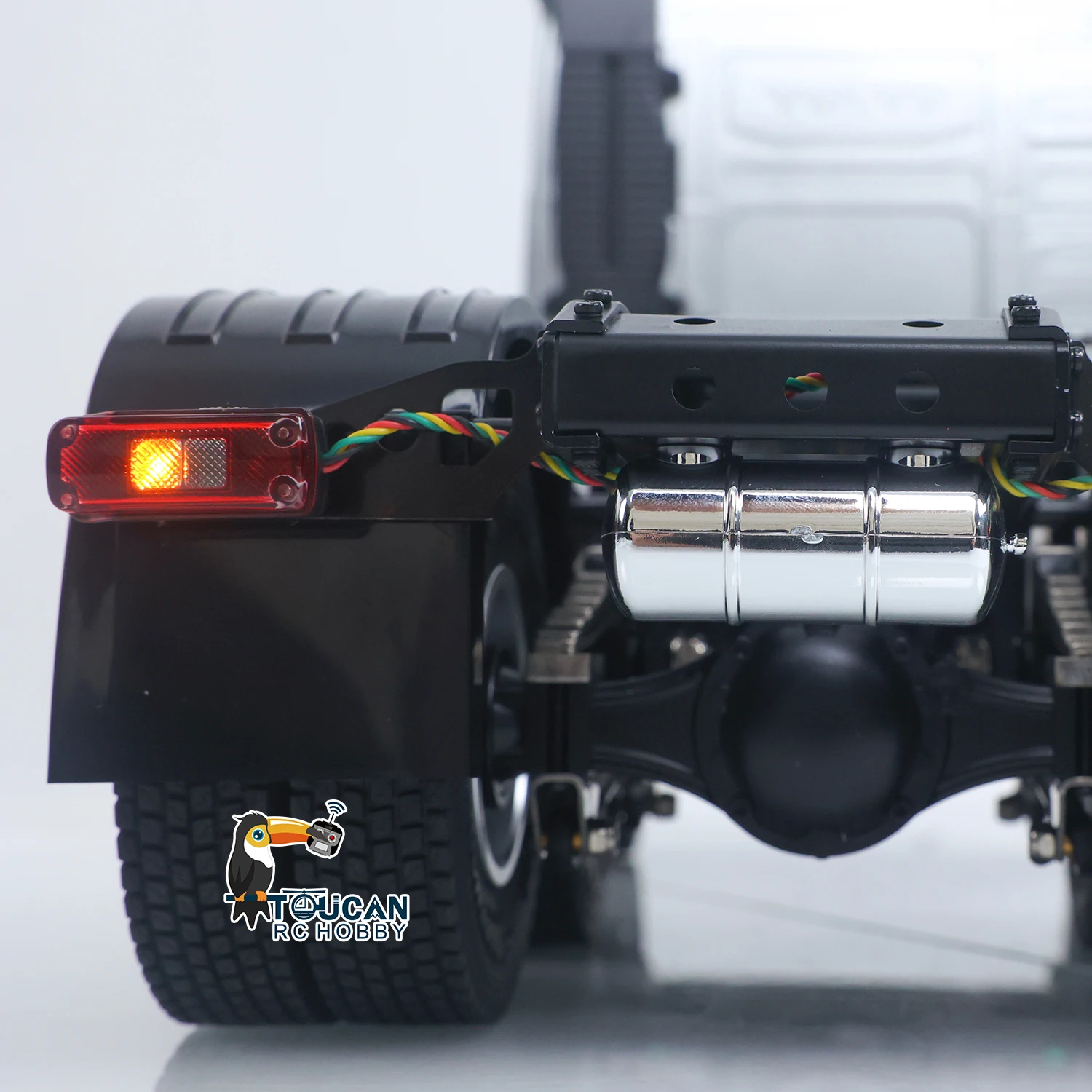 

Double E 1/14 6X4 RC Tractor Truck FMX Model Car 2-Speed Metal Gearbox Chassis Rail with Light System Adult Gift
