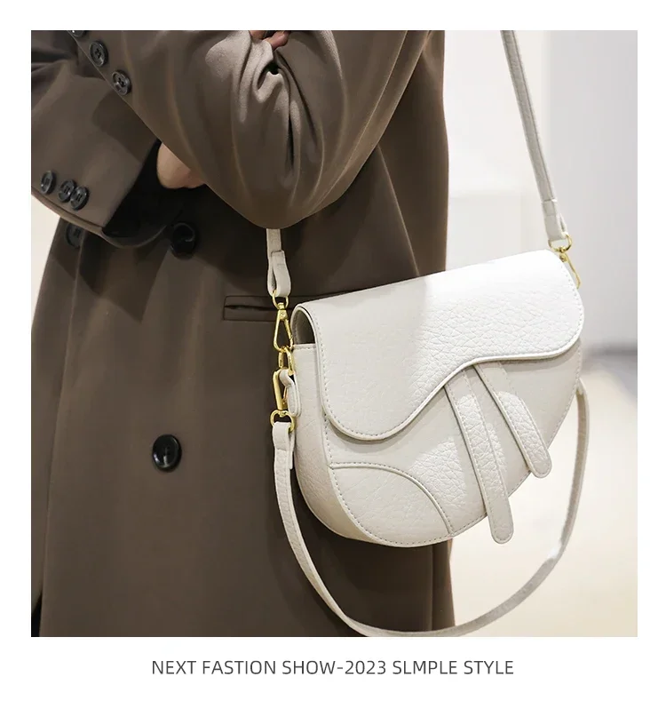 

Minimalist Commuter-Friendly Tote Bag - Spacious Leather Shopper with Crossbody Strap & Vintage Gold-Tone Hardware Accents