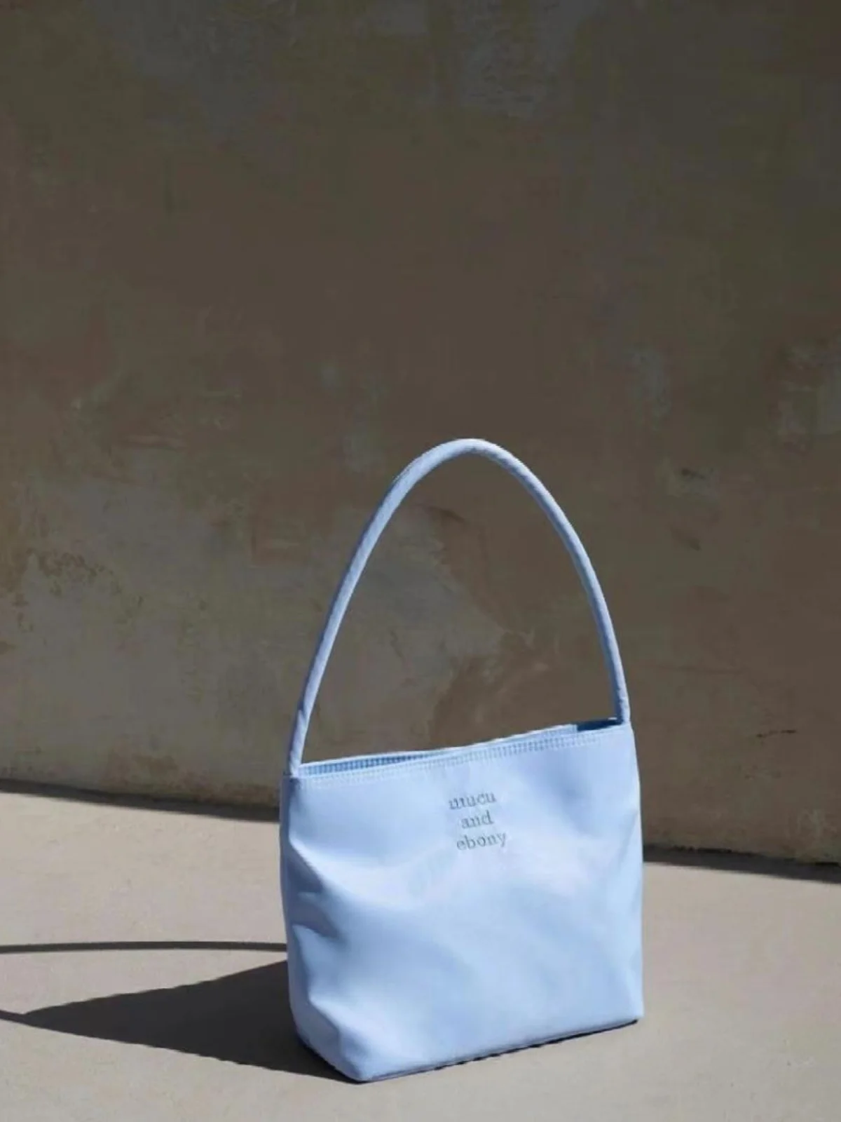 nova-bolsa-buet-fena-2024-em-nylon-bordada-versatil-casual-a-prova-d'Agua-estilo-aron-bolsa-de-ombro