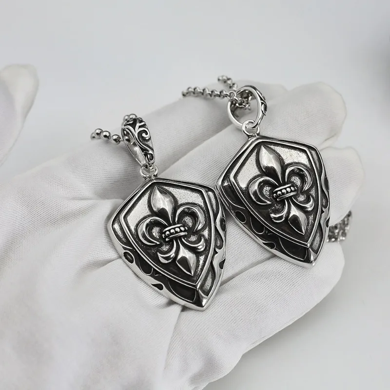 

Hip Hop Old Thai Silver Scout Flower Shield Pendant Pendant Trend Punk Domineering Men's and Women's Same Necklace