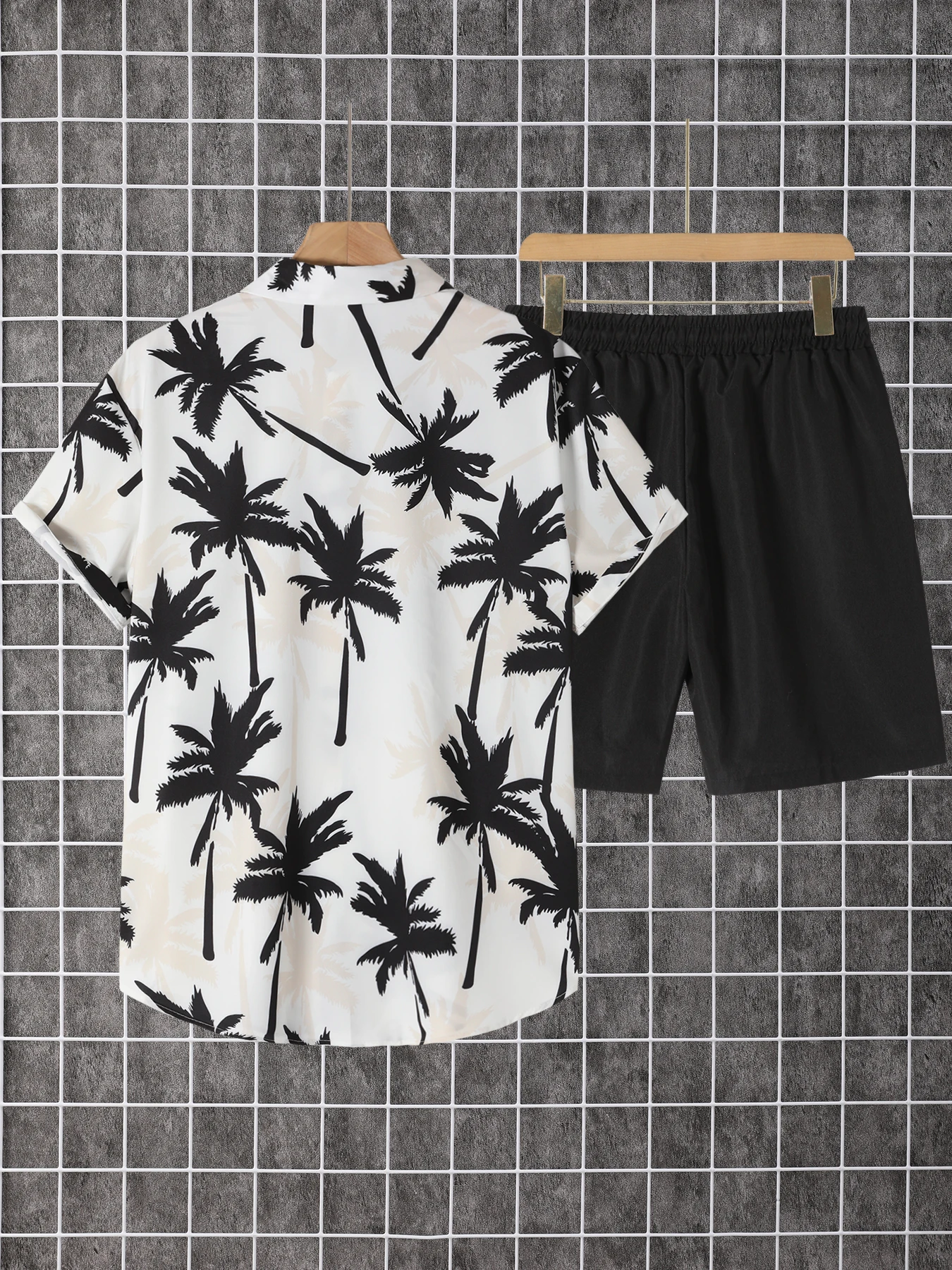 عبوتان، قميص رجالي بأكمام قصيرة وأزرار سفلية مع طية صدر السترة ونمط مطبوع، مقترن بنطال برباط، عصري، كاجوال