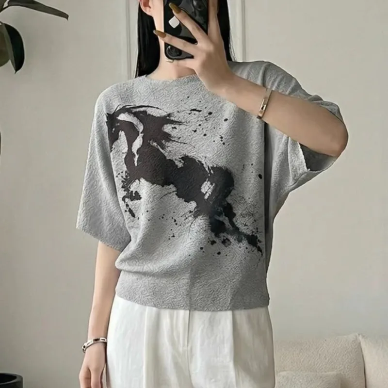 

Женская футболка Miyake Pleated 2026: Новинка лета, модный принт тай-дай, высокая эластичность, короткий рукав, легкая, немнущаяся.