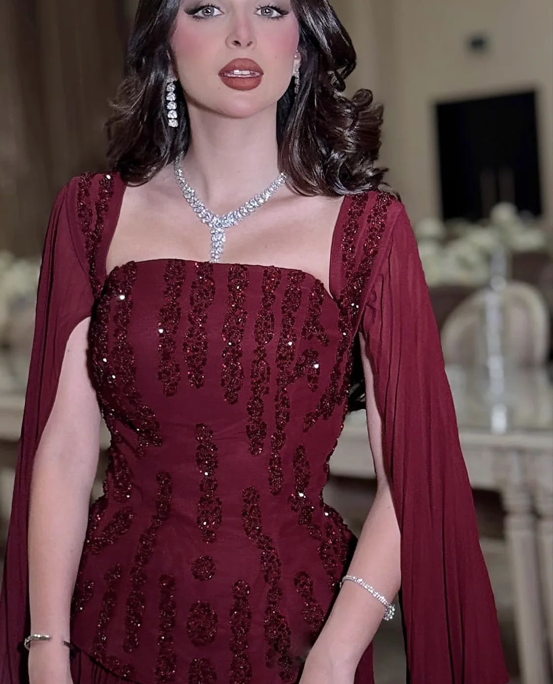 Vestido de noche color borgoña, vestido de fiesta de Arabia Saudita, mangas casquillo con cordones en la espalda, tren de barrido, cuentas importantes, se acepta hecho a medida